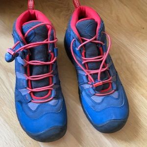 Like new Keen waterproof hiking boots